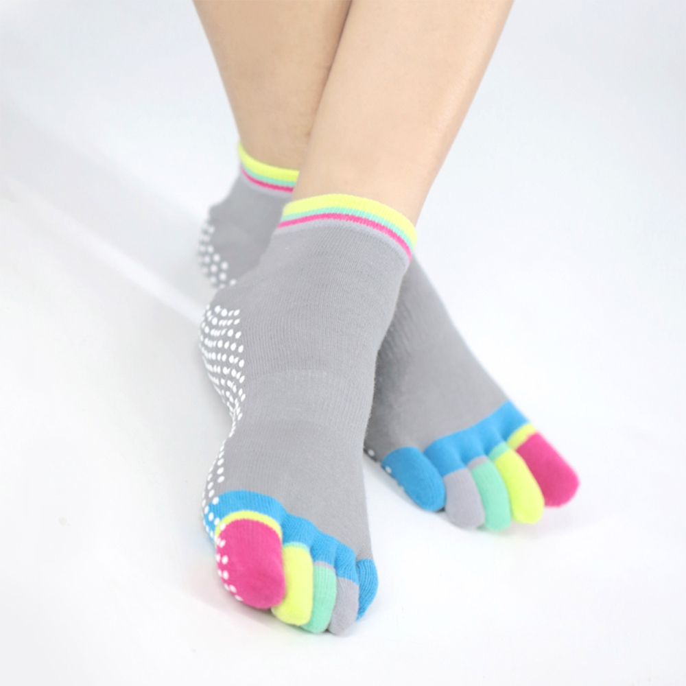 Päťprsté farebné ponožky na jogu